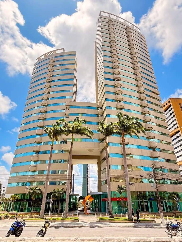Fachada do Corporate Tower Center, sede da Correia Advocacia em Natal.